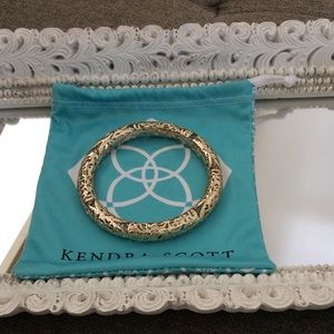 KENDRA SCOTT GOLD BANGLE BRACELET 💝 NWOT!!!